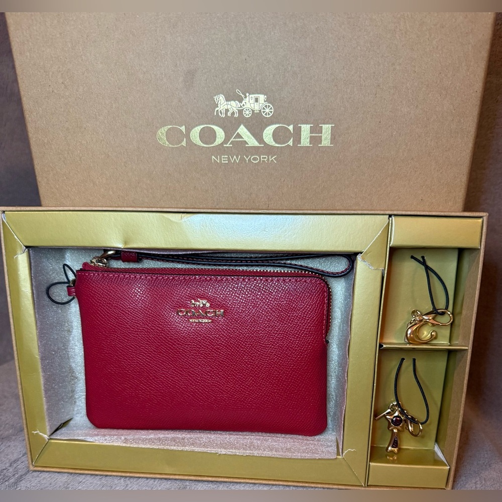 ♥️COACH♥️1941 Red Boxed Leather Corner Zip Wristlet with 2 Charms/NIB - Picture 3 of 10